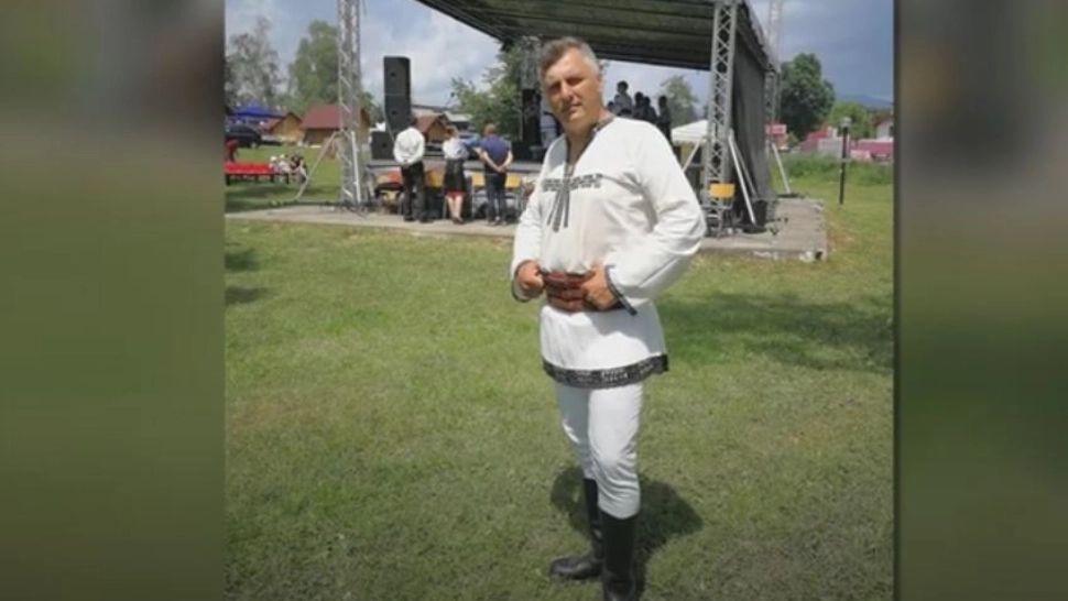 VIDEO | Cântăreț de muzică populară, spulberat de o dubă pe marginea șoselei
