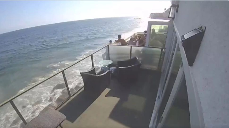 VIDEO Balcon plin cu oameni, prăbușit în gol la o petrecere