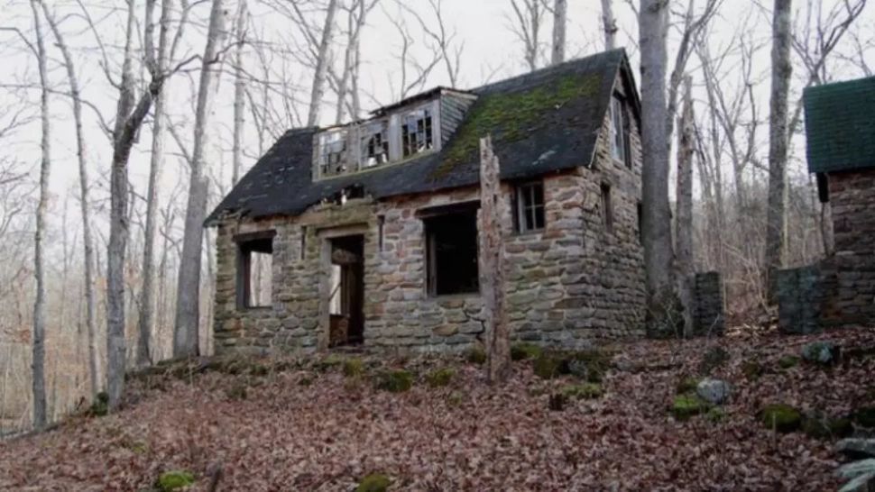 A găsit o casă părăsită, a intrat în ea şi, câteva secunde mai târziu, a regretat AMARNIC. Era...