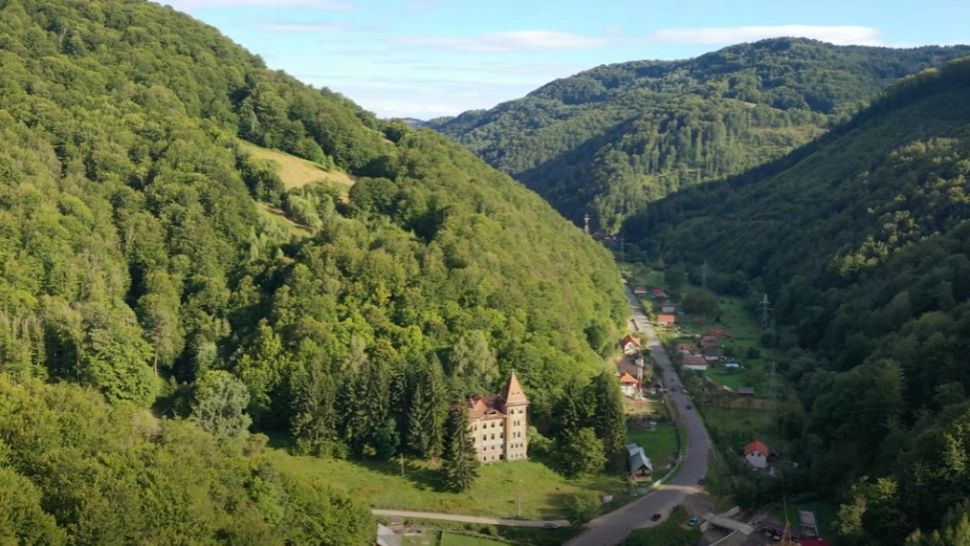 Un castel din Apuseni abandonat de autorități, cumpărat de un lanț hotelier internațional. Ce sumă a plătit