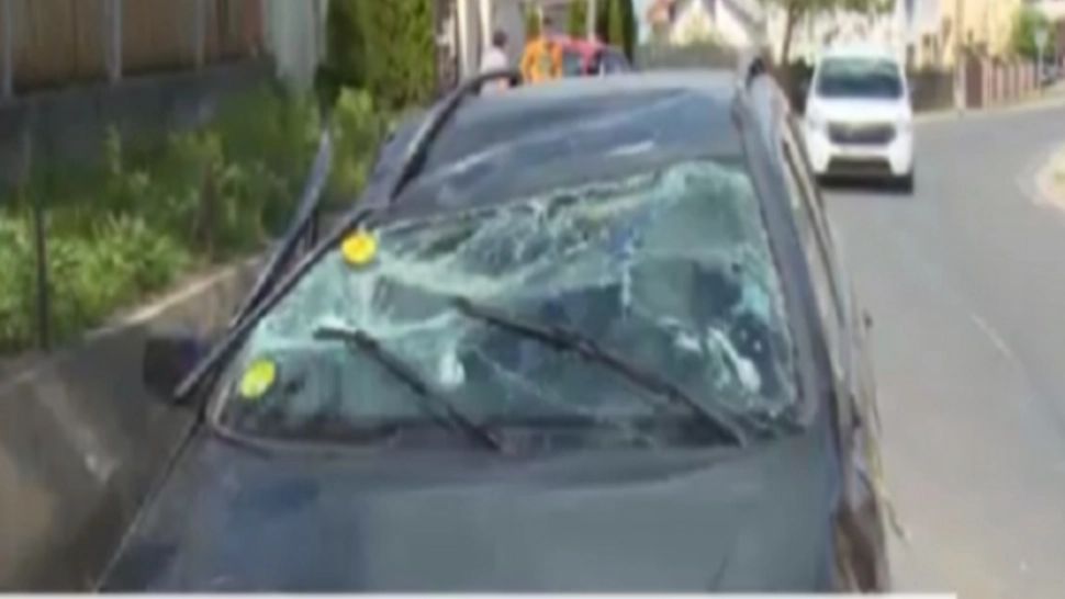 Doi frați, răniți într-un accident rutier provocat chiar de mama lor. Femeia e șoferiță începătoare