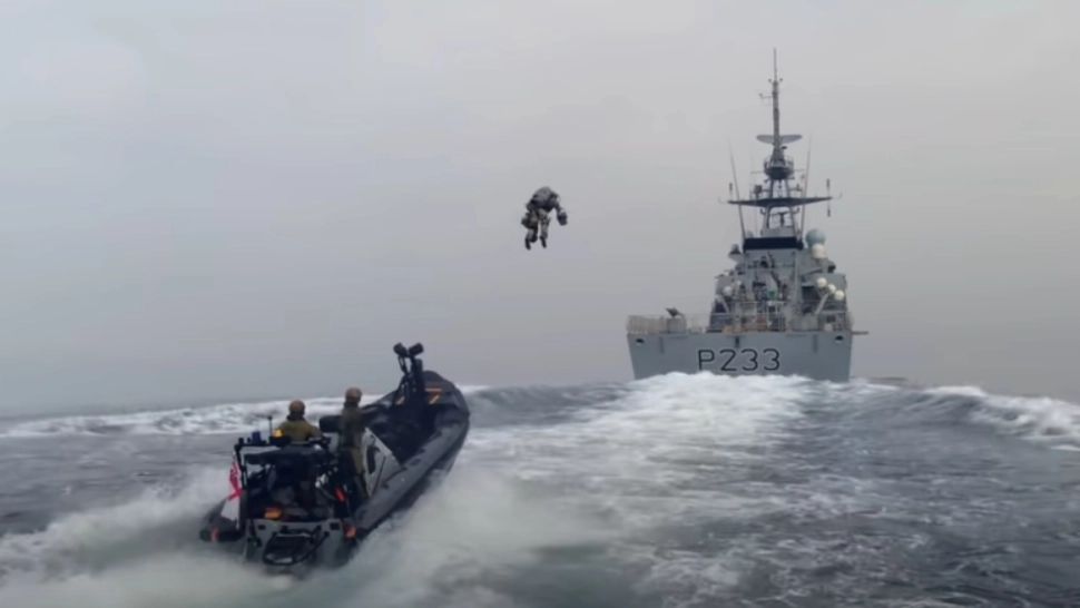 Costum cu propulsie, testat în Marea Britanie pentru operațiuni militare