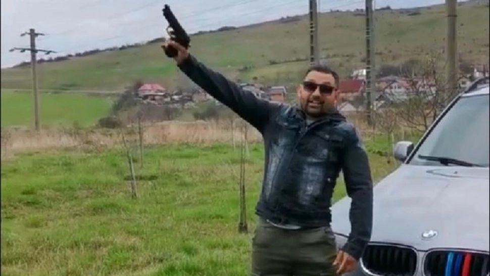 Căutat de poliție, după ce s-a filmat trăgând cu pistolul: "E doar pentru dușmani"