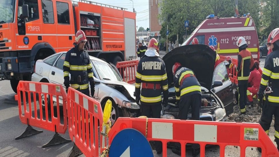 Accident în municipiul Constanța: Două mașini au căzut într-o groapă. Ambii șoferi au rămas încarcerați