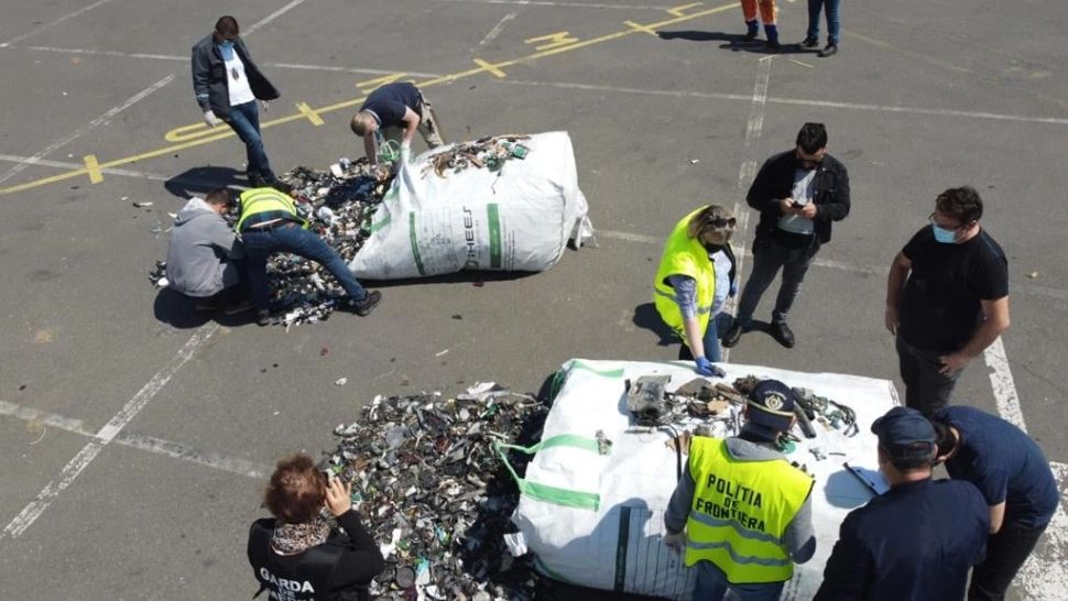 Zeci de tone de gunoaie au invadat litoralul! Cum au acționat acționat oamenii legii pentru îndepărtarea lor