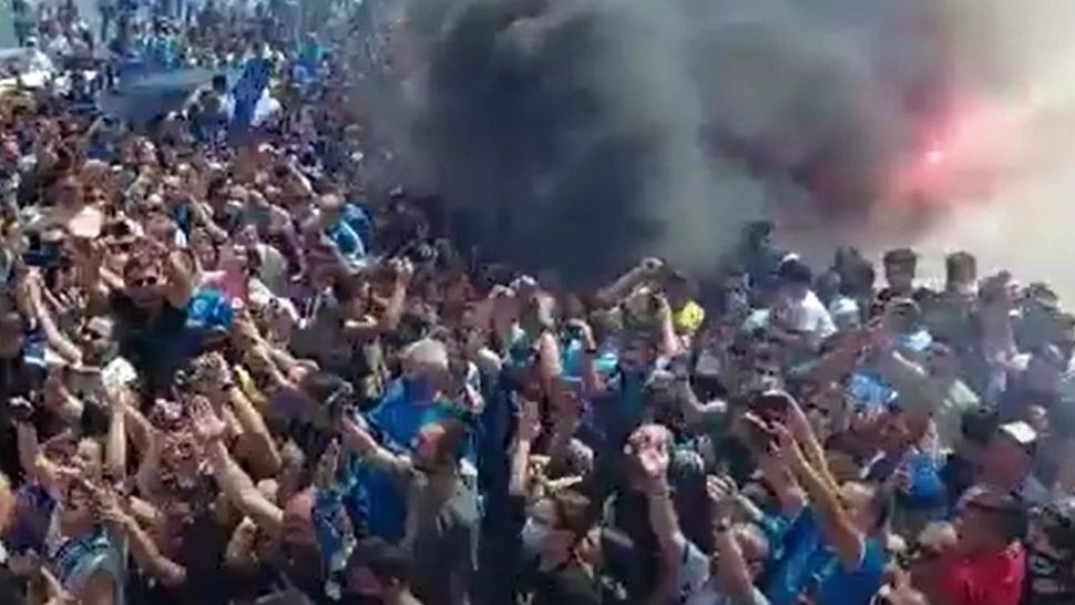 VIDEO | Sărbătoare în Bănie! Suporterii au întâmpinat-o cu torțe și fumigene pe CS U Craiova dupa succesul din Cupă