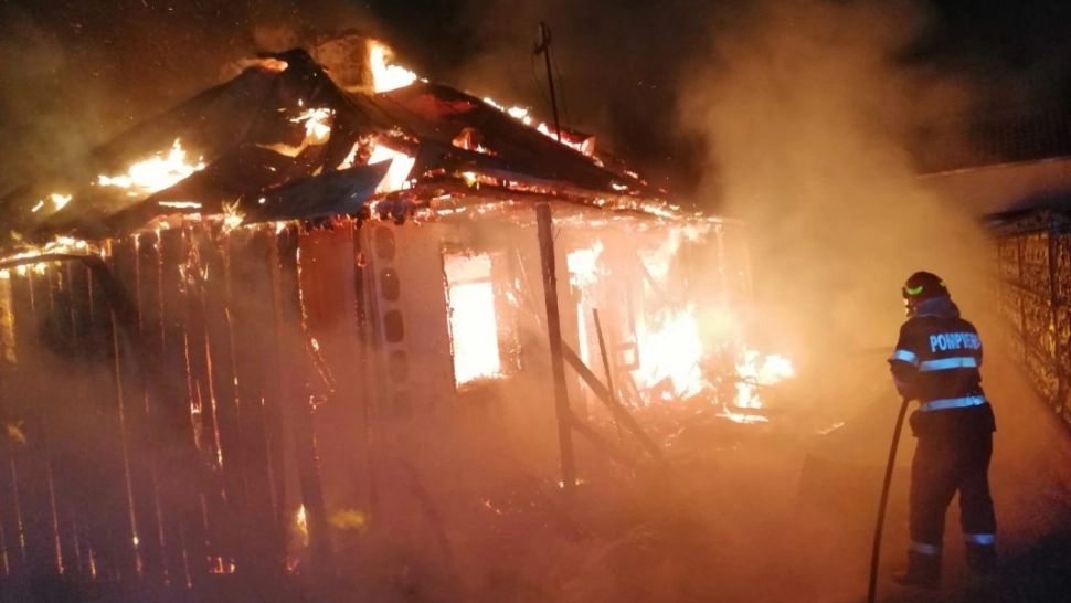 Incendiu violent, o casă a fost mistuită de flăcări la Dorohoi