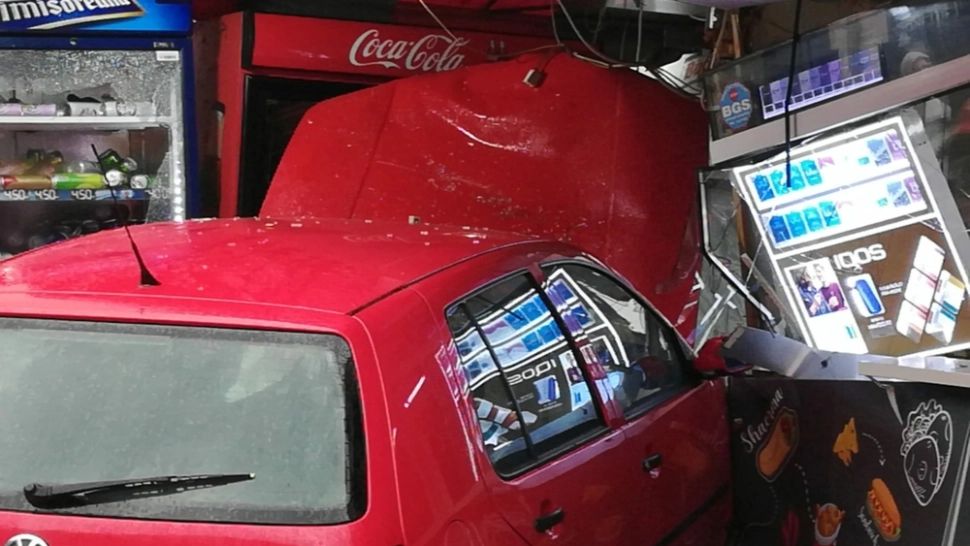 Un bistrițean a intrat cu mașina într-un magazin, după ce a lovit o mașină parcată. Bărbatul era beat și fără permis