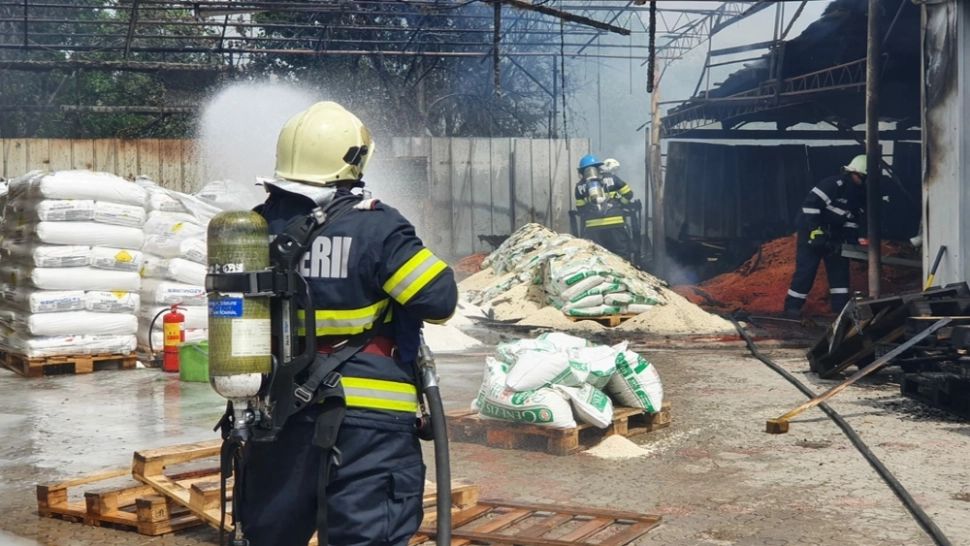  Incendiu la o societate comercială din Toplița: Ard deșeuri! Pompierii, în ALERTĂ