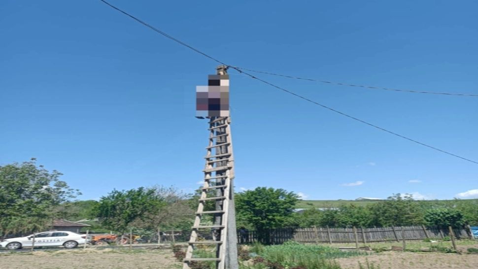 Fost electrician electrocutat mortal - Bărbatul se urcase pe stâlp pentru a schimba cablul unui vecin și a rămas atârnat