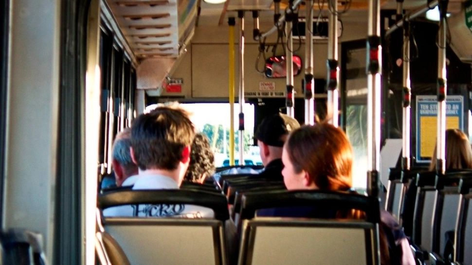 Sute de elevi din Apuseni, lăsați fără TRANSPORT. Se caută MĂSURI urgente 