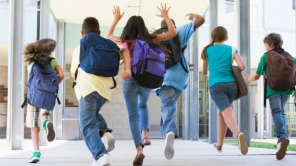 Luni, prezență fizică în școli dacă rata de infectare este de sub 3 la mie - Ce se întâmplă dacă un test pentru depistarea Covid iese pozitiv