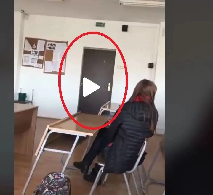 VIDEO – Elevii așteptau liniștiți profesoara când deodată A BUBUIT ușa – Ce s-a întâmplat