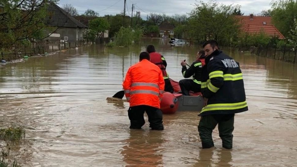 FOTO/ VIDEO Vremea face ravagii în țară. Drum național ÎNCHIS din cauza inundațiilor, în Satu Mare. Județul, sub COD ROȘU de inundații