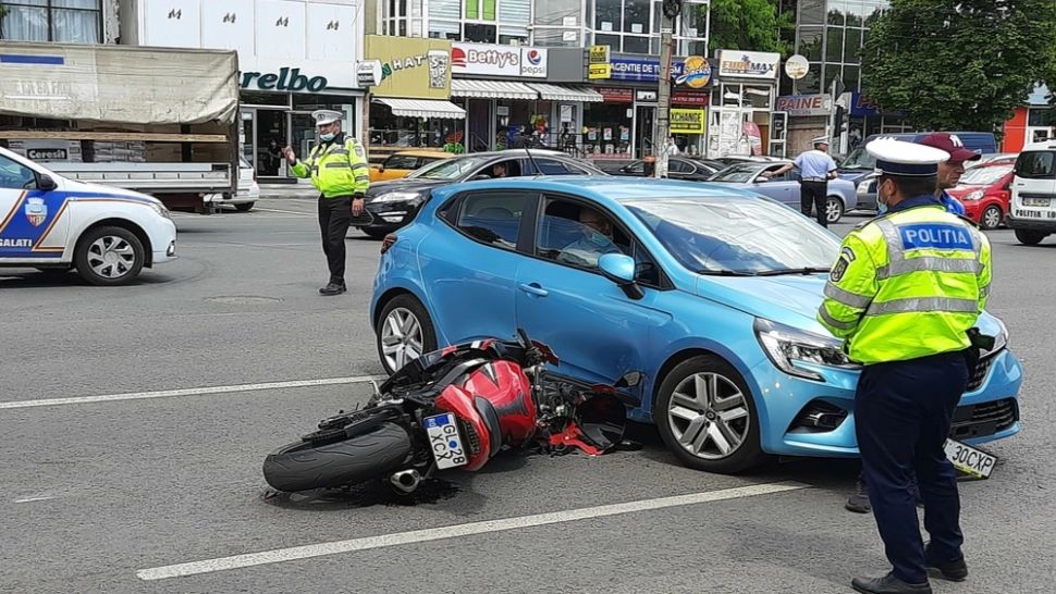 Motociclist grav rănit, după ce a fost lovit în plin de un autoturism