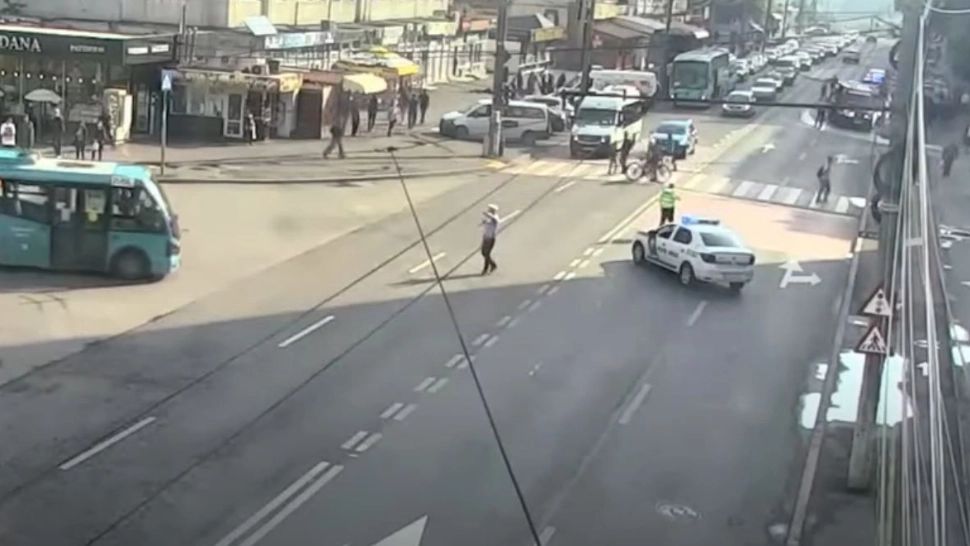 VIDEO | Un bărbat a fost spulberat lângă trecerea de pietoni de o șoferiță de 25 de ani