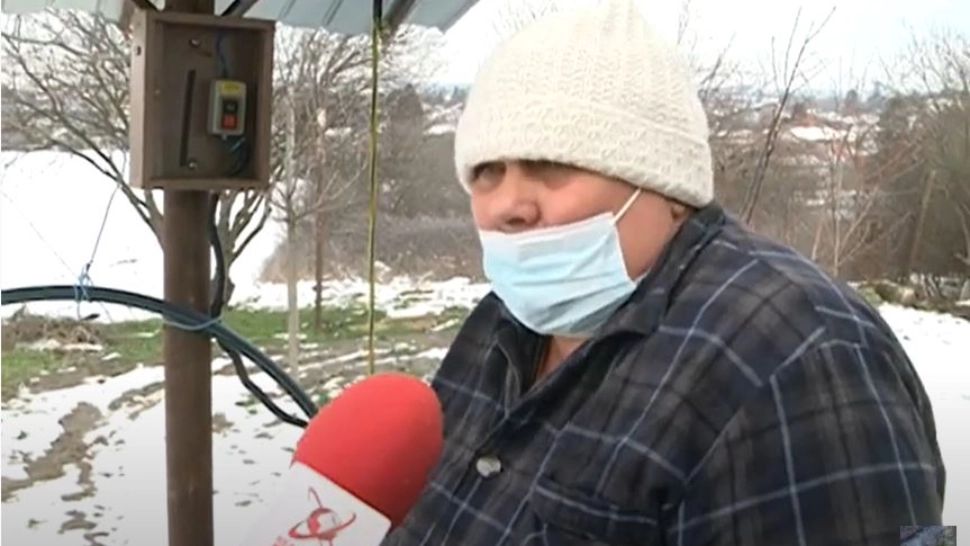 Realitatea de lângă tine - Georgeta Baboi cară zeci de litri de apă cu o singură mână de la mare distanță pentru că nu are bani să sape o fântână