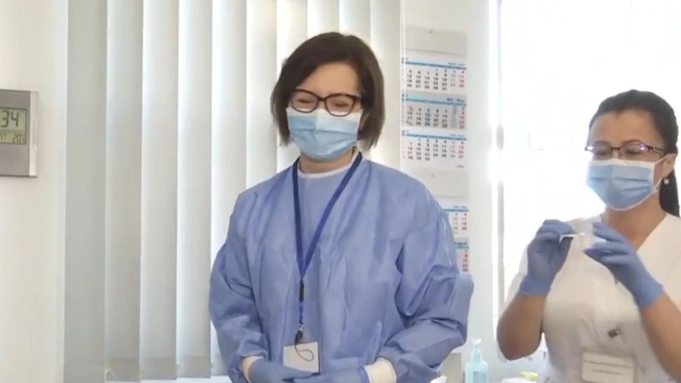 VIDEO Ioana Mihăilă, ministrul Sănătății, a vaccinat anti-COVID un pacient. Ce probleme a întâmpinat ministrul