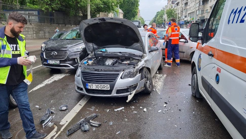FOTO | VIDEO Accident cu 4 mașini, la Iași: 7 victime, printre care și 2 copii