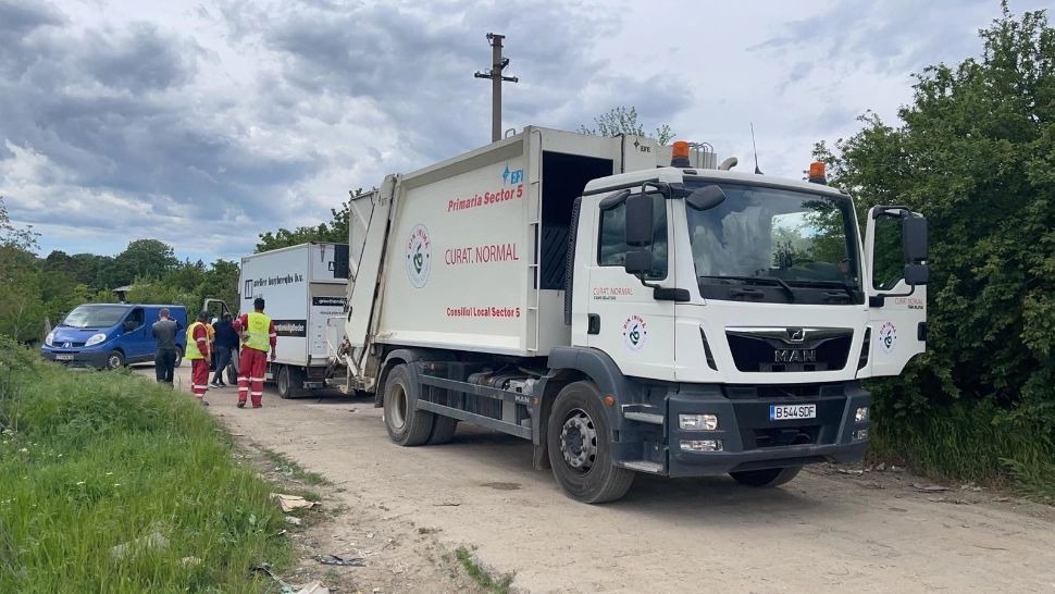 Angajați ai societății Salubrizare Sector 5 PRINȘI când încărcau deșeuri din construcții în gunoiera companiei - Piedone i-a dat afară