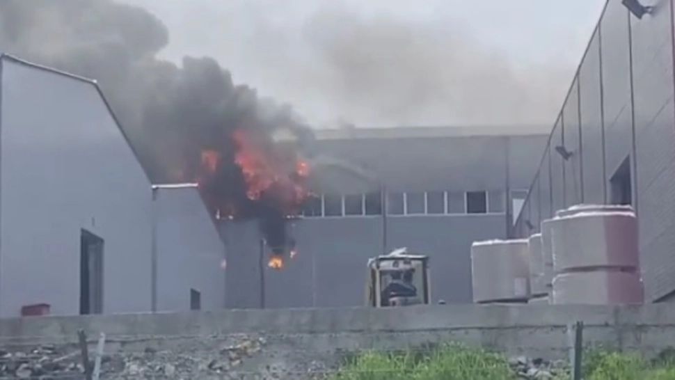 Incendiu violent, la fabrica de hârtie din Dej - Mai multe persoane au suferit intoxicații cu fum