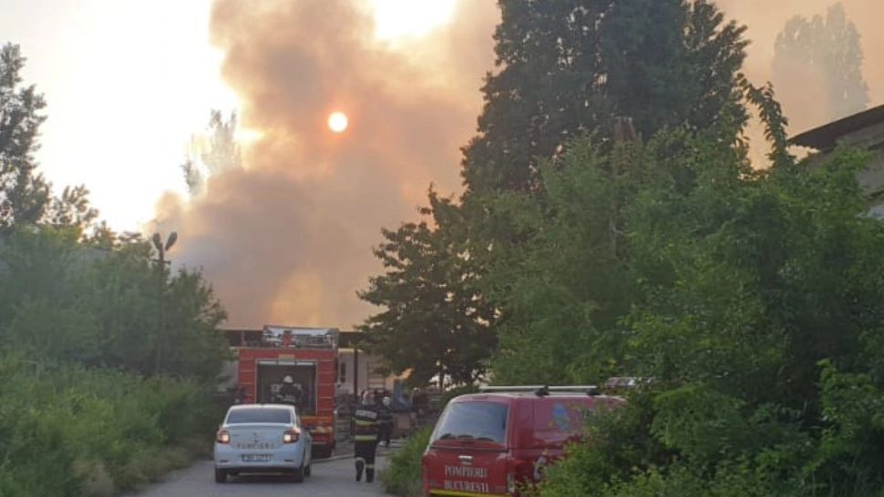 INCENDIU violent la un depozit în București! Pompierii intervin de urgență pentru stingerea flăcărilor - VIDEO