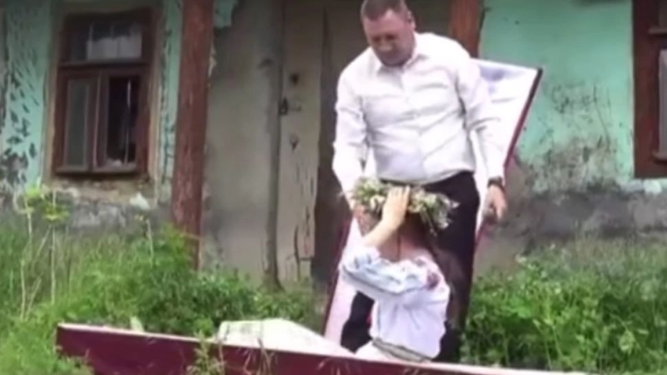 Campanie electorală BIZARĂ, în Republica Moldova: O tânără se ridică din SICRIU și recită o poezie