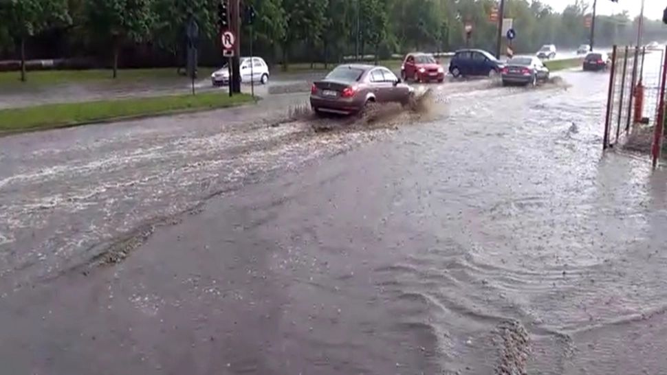 VIDEO Rupere de nori la Arad. Pasaje inundate, străzi acoperite de ape