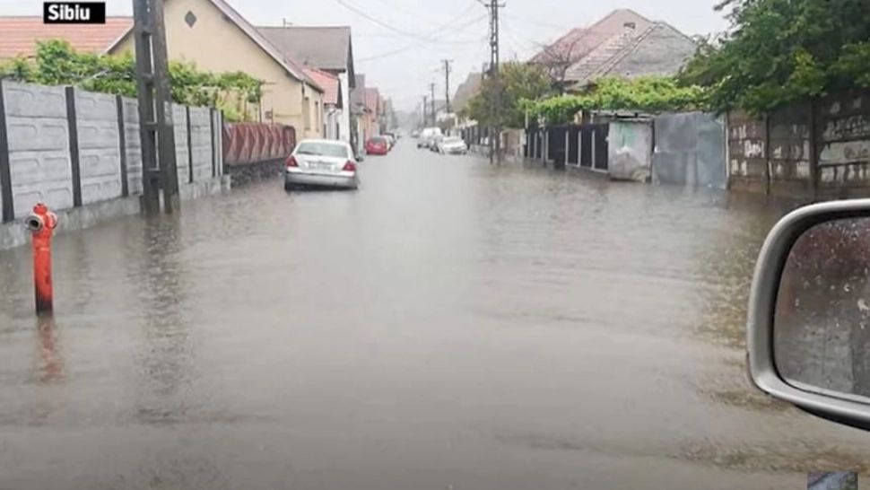 Inundații puternice la malul mării: Două localități, sub apă