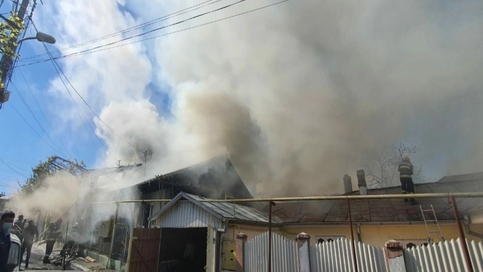 VIDEO Incendiu de amploare la Bârlad, 8 locuințe afectate. Au intervenit pompieri din 3 județe