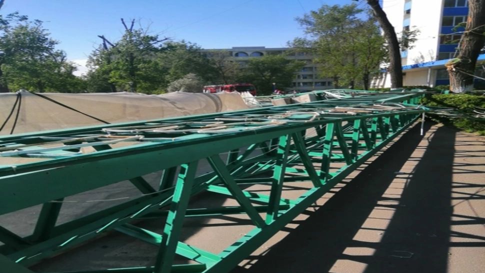 O macara a fost doborâtă de vântul puternic în fața unui hotel din stațiunea Mamaia