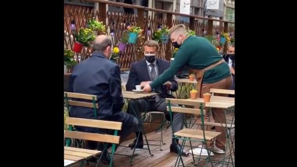 VIDEO Cum a sărbătorit președintele Franței redeschiderea teraselor după 6 luni