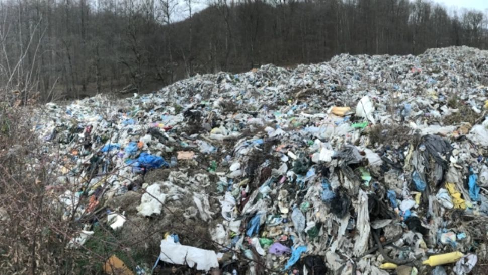 VIDEO Munții de gunoaie și deșeuri la Horezu, lângă mănăstirea lui Constantin Brâncoveanu