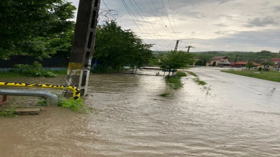FOTO | VIDEO Ploile torențiale au făcut ravagii în mai multe localități din Mureș - gospodării și drumuri INUNDATE