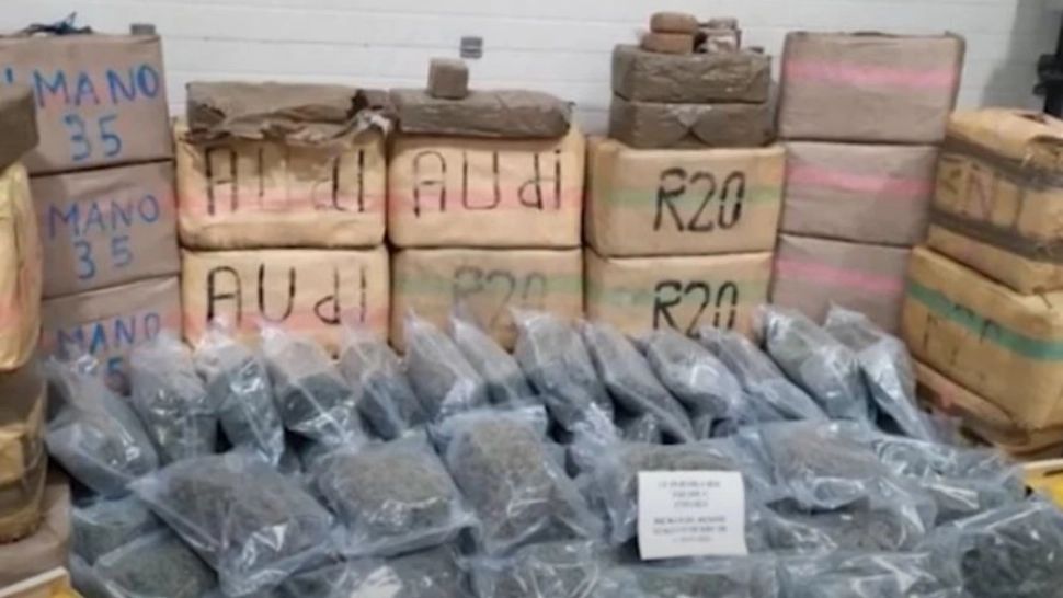 Șofer român, prins de vameșii din Franța cu aproape o tonă de canabis în camion