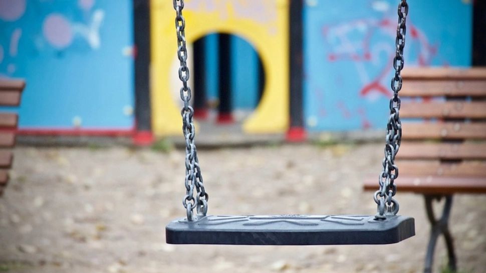 Băiat de 10 ani, agresat în parc de mai mulți copii. Poliția a deschis o anchetă