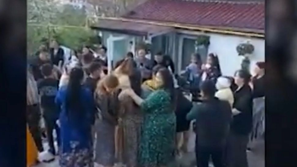 VIDEO Petrecere de majorat, cu zeci de invitați, oprită de polițiștii suceveni