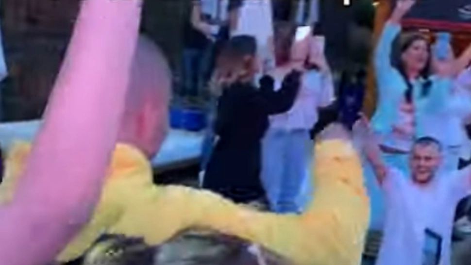 VIDEO Petrecere antirestricții cu zeci de participanți, la Văliug. Polițiștii îi caută pe participanți 