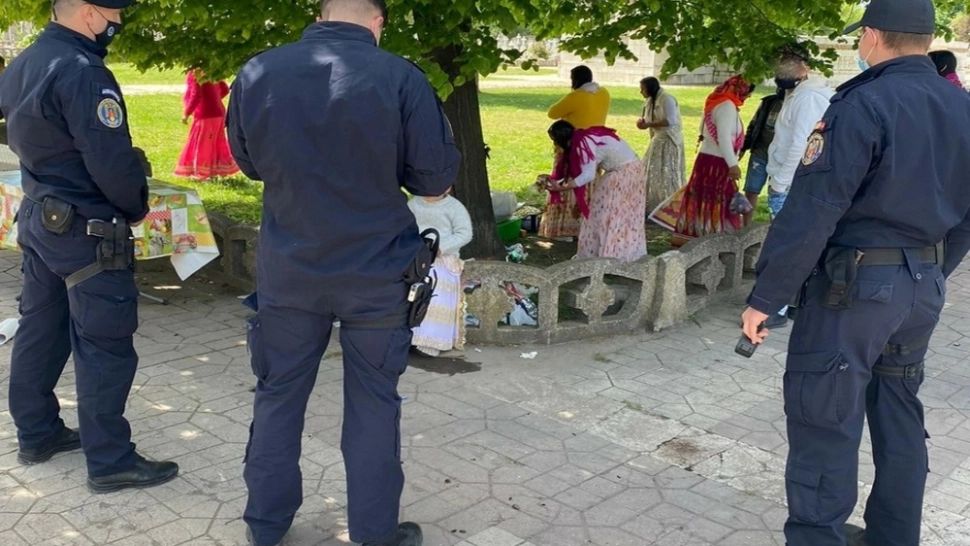 FOTO Picnic în cimitir, întrerupt de jandarmi cu amenzi