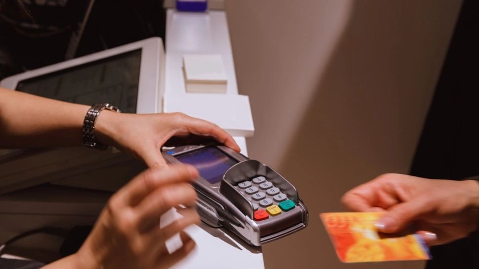 Noi DECIZII pentru Horeca: Bacșișul ar putea fi plătit cu CARDUL! Ce se întâmplă cu taxa de solidaritate