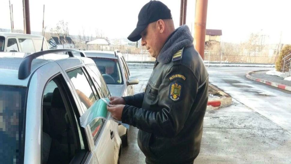 Opt români prinși la frontieră cu teste COVID false