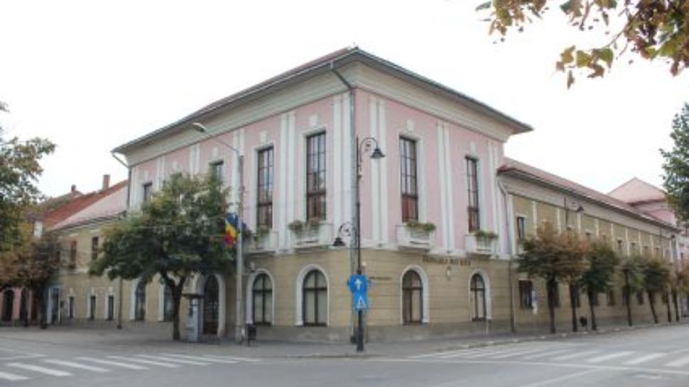 Cutremur în Primăria Bistrița. Secretarul general și avocatul-șef, reținuți de procurori