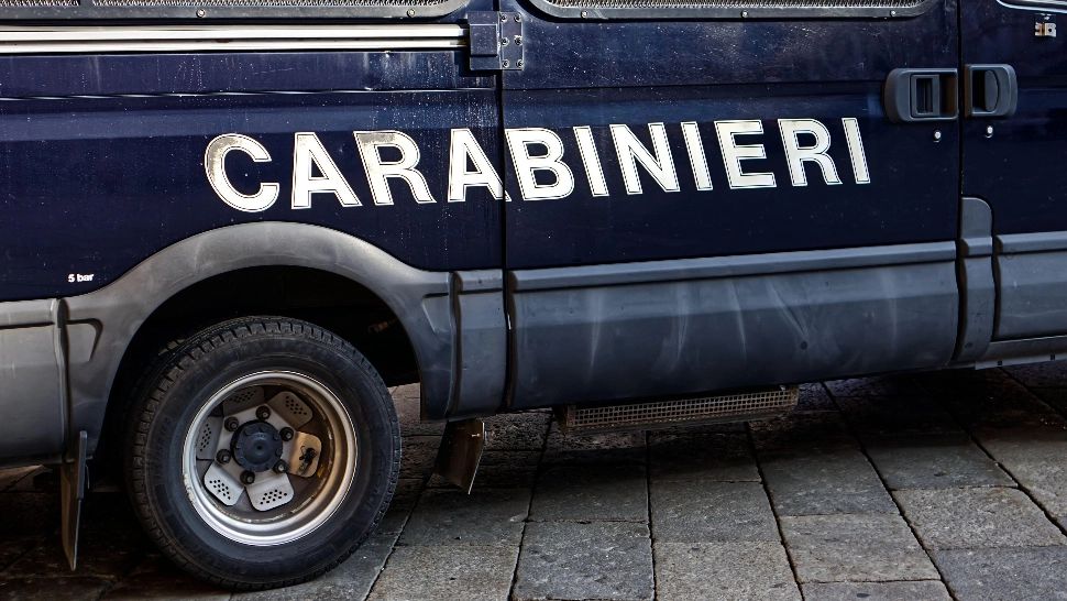 Un român de 37 de ani, protagonistul unei urmăriri ca-n filme, în Italia. Bărbatul a încercat să dea cu mașina peste un polițist. S-au tras focuri de armă