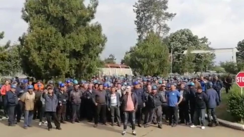 Sute de muncitori în GREVĂ la fabrica de Vagoane Caracal -  Muncitorii ameninţă că nu se vor întoarce la lucru