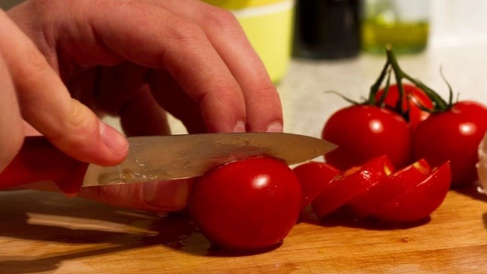 Adaugă acest ingredient în salata de roşii. Îi va schimba complet gustul! Cine s-ar fi gândit?