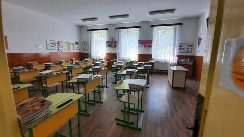 FOTO Sute de elevi din Mizil, evacuați din școală după o alertă cu muniție din Al Doilea Război Mondial