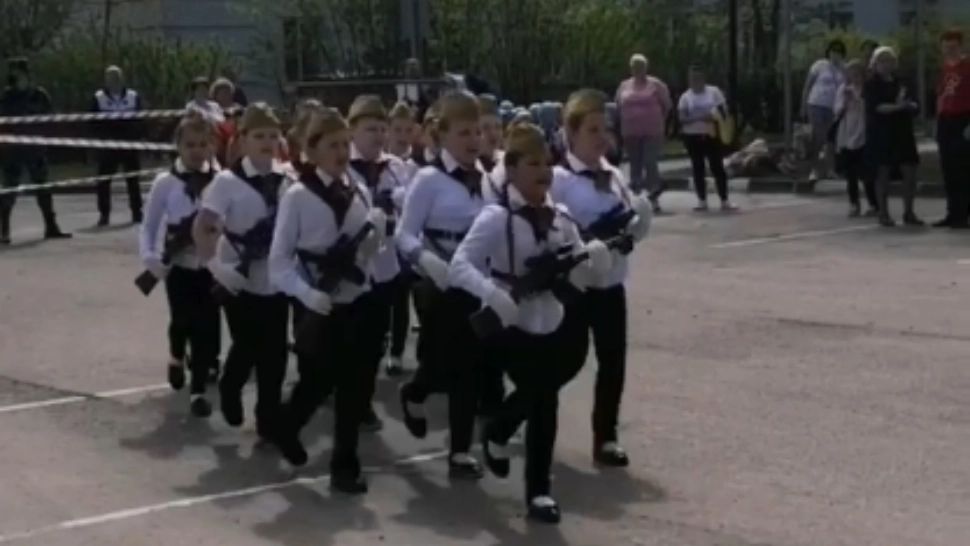 Serbare școlară marca Putin: Elevi de clasa a III-a, cu arma în mână de ziua Victoriei: ”Dumnezeu este cu noi!”
