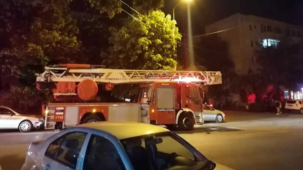 VIDEO Pompierii și polițiștii, ținuți în alertă de un bărbat care amenința că aruncă în aer blocul în care locuiește