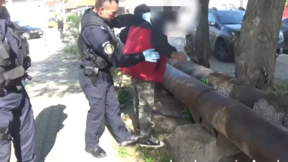 VIDEO | S-a dus să se angajeze, dar a furat din curtea firmei unde venise pentru interviu