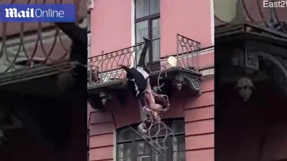 Imagini de infarct: momentul în care doi tineri cad de la balcon, după o ceartă